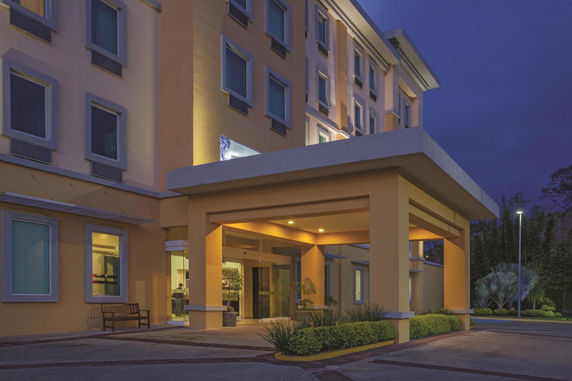 ลา ควินตา บาย วินด์แฮม โปซา ริกา Hotel Poza Rica ภายนอก รูปภาพ